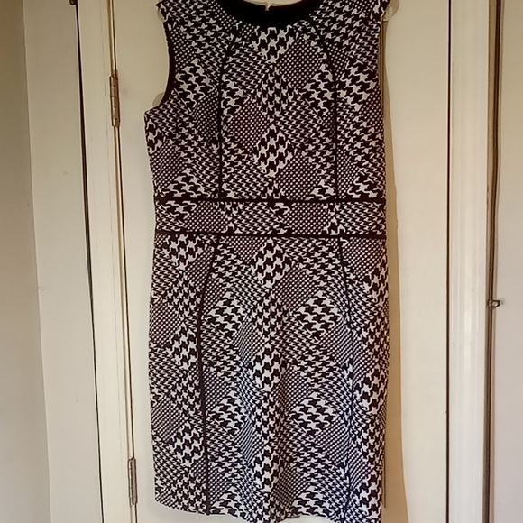 Dress - Picture 2 of 4